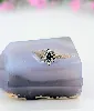 bague marguerite en or blanc centrée d'un saphir entouré de 8 petits diamants taille 8/8  or 750 millième (18 ct) 2,76g