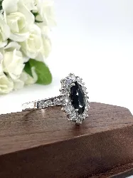 bague marquise centrée d'un saphir foncé (probablement synthétique) entourée des oxydes argent autre 3,16g