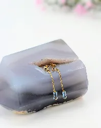 boucles d'oreilles chaîne chacune sertie d'une topaze taille rectangulaire or 750 millième (18 ct) 1,34g