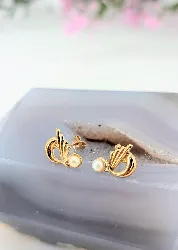 boucles d'oreilles dauphin chacune ornée d'une perle de culture or 750 millième (18 ct) 0,79g