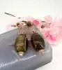 boucles d'oreilles pendantes satellite paris en métal doré, oeil de tigre et quartz rose