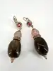 boucles d'oreilles pendantes satellite paris en métal doré, oeil de tigre et quartz rose