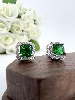 boucles d'oreilles puce en argent 925 chacune sertie d'un oxyde vert carré entouré de petits oxydes blancs argent 925 millième (22