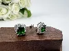 boucles d'oreilles puce en argent 925 chacune sertie d'un oxyde vert carré entouré de petits oxydes blancs argent 925 millième (22