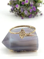 bracelet jonc feuilles de ginkgo pavée d'oxydes en métal doré