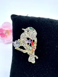 broche petit oiseau en métal doré ornée des strass colorés