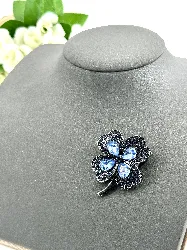 broche tréffle pavée d'oxydes bleus en métal noir