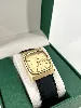 montre omega constellation, mouvement quartz, boîtier en métal doré, bracelet en cuir noir neuf, de remplacement, non d'origine.