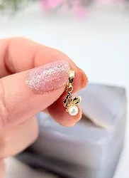 pendentif fleur ornée d'une petite perle en or or 750 millième (18 ct) 0,32g