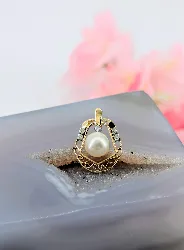 pendentif or jaune centré d'une perle de culture et 5 petits diamants or 585 millième (14 ct) 1,68g