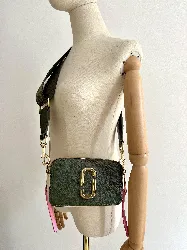 sac marc jacobs snapshot en cuir vert olive, beige et rose avec bandoulière