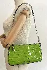 sac porté épaule michael kors empire en cuir effet crocodile vert pomme avec détails argentés