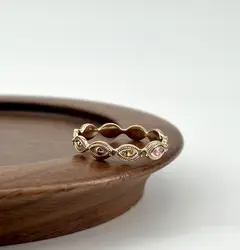 20021205 bague anneau festonné, ornée d’une succession de motifs en forme de navettes, sertis d’oxydes t60