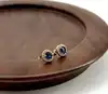 23042260 boucles d'oreilles puces motif rond avec oxydes bleu et incolores