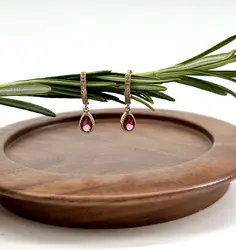 330221 boucles d’oreilles créoles ornées d’oxydes blancs, avec des oxydes roses pendants.