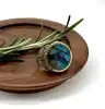 bague chevalière en acier doré, ornée d’une pierre ronde en labradorite