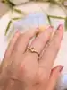 bague or centrée d'une citrine épaulée de 6 oxydes or 375 millième (9 ct) 0,86g