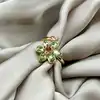 bague ouverte à motif floral ornée d’oxydes, en métal doré