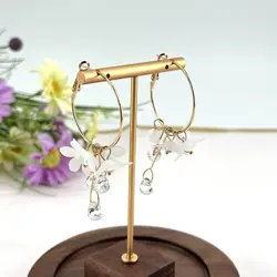 boucles d'oreilles créoles en métal ornées d'un délicat motif fleur
