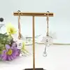 boucles d'oreilles créoles en métal ornées d'un délicat motif fleur