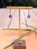 boucles d'oreilles dormeuses en or blanc chacune sertie d'une tanzanite forme poire surmontée d'un diamant taille brillant or 750 