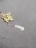 boucles d'oreilles pendantes chacune avec d'une pierre rose