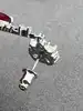boucles d'oreilles pendantes chacune centrée d'une pierre rouge entouré d'oxydes