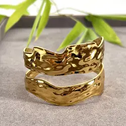 brac bracelet jonc ouvert en forme de vague avec finition martelée
