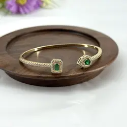 bracelet jonc ouvert avec oxydes verts et blancs en métal doré