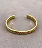 bracelet jonc ouvert motif feuille en métal doré