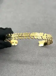 bracelet jonc ouvert motif feuille en métal doré
