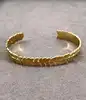 bracelet jonc ouvert motif feuille en métal doré