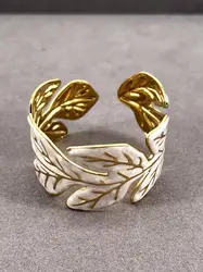 bracelet manchette motif feuille en émail blanc et en métal doré
