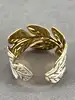 bracelet manchette motif feuille en émail blanc et en métal doré