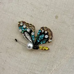 broche broche papillon orné d'oxydes doré,bleu et blanc