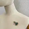 broche broche papillon orné d'oxydes doré,bleu et blanc