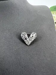 broche coeur pavé d'oxydes en métal argenté