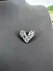 broche coeur pavé d'oxydes en métal argenté