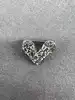 broche coeur pavé d'oxydes en métal argenté