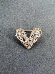 broche coeur pavé d'oxydes en métal doré