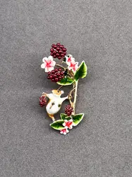 broche en émail souris parmi les framboise