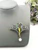 broche fée en émail et en métal doré, ornée d'une perle synthétique