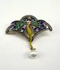 broche fée en émail et en métal doré, ornée d'une perle synthétique