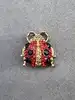 broche motif coccinelle pavée d'oxydes