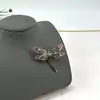 broche motif libellule pavé d'oxydes