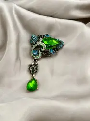 broche pavée d'oxydes verts et bleus