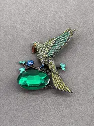 broche perroquet sur branche pavé d'oxydes