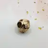 charm pandora ajouré fleurde magnolia rose avec cristal rose et émail blanc et rose nuancé