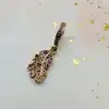 charm pandora feuille de chêne avec cristaux violets et roses