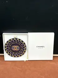 décoration chanel constellation hiver 2025 camélias + étoiles
